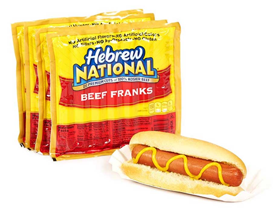 Varios de comida americana papas fritas hamburguesas nuggets hot dog chips  salsas de palomitas de maíz en una vista superior de fondo blanco