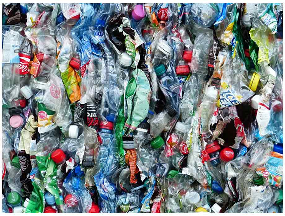 El 78% de las botellas de agua contienen micropartículas de plástico, según  un estudio francés