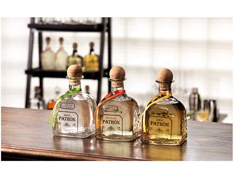 Exhibición de mini botellas de licor de la bandera estadounidense -   México